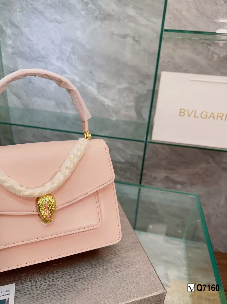 Bvlgari explosive models! Many stars with the same model, the bag is small, round and full, the iconic snake head buckle embellished onyx stone, soft lambskin body in the hand super texture, really temperament unbeatable, share it with you, can not I a person planted! Size: 21.10.16