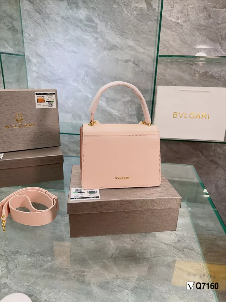 Bvlgari explosive models! Many stars with the same model, the bag is small, round and full, the iconic snake head buckle embellished onyx stone, soft lambskin body in the hand super texture, really temperament unbeatable, share it with you, can not I a person planted! Size: 21.10.16