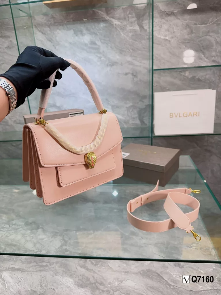 Bvlgari explosive models! Many stars with the same model, the bag is small, round and full, the iconic snake head buckle embellished onyx stone, soft lambskin body in the hand super texture, really temperament unbeatable, share it with you, can not I a person planted! Size: 21.10.16