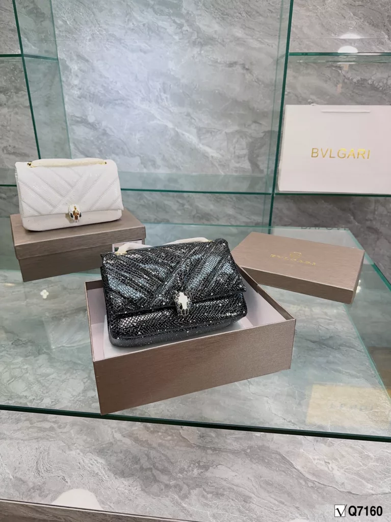 BVLGARI X AMBUSH Special Bag Bvlgari adds a unique touch to the world of Bulgari with a colorful and sophisticated bag and a beautiful shawl gift set. The 