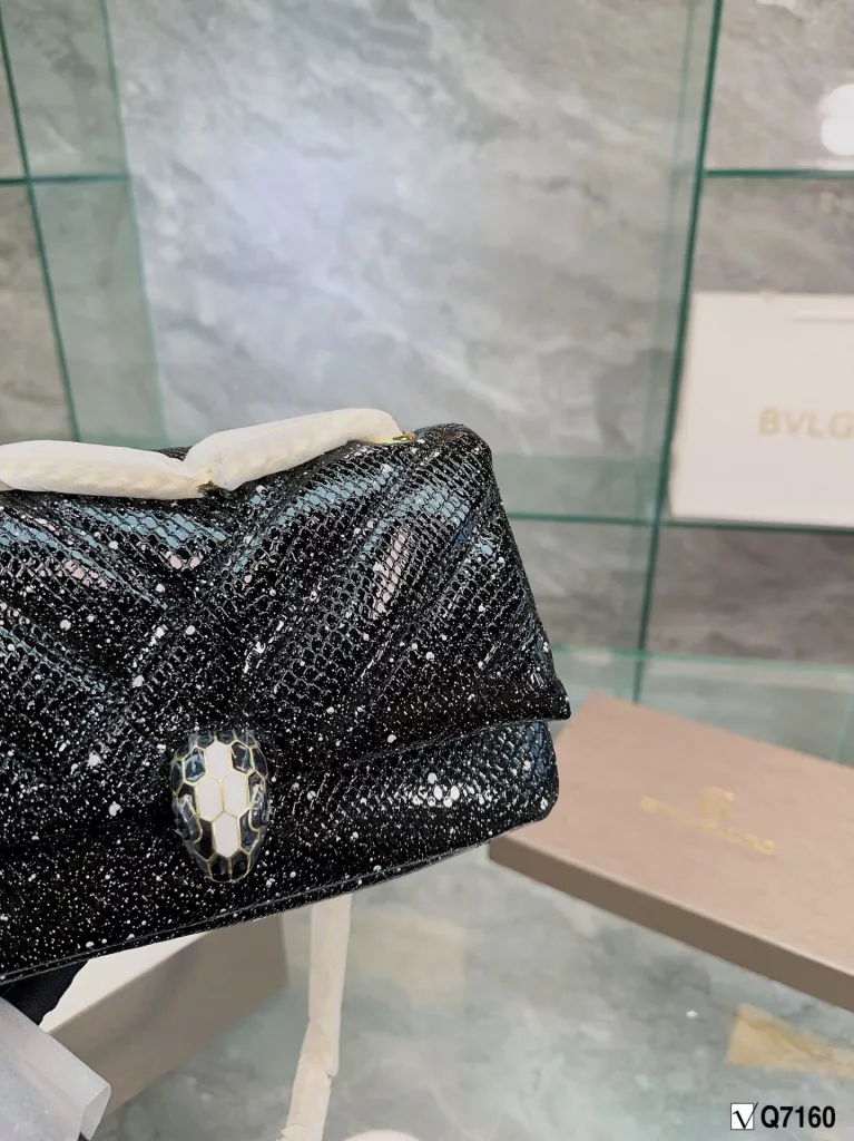 BVLGARI X AMBUSH Special Bag Bvlgari adds a unique touch to the world of Bulgari with a colorful and sophisticated bag and a beautiful shawl gift set. The 