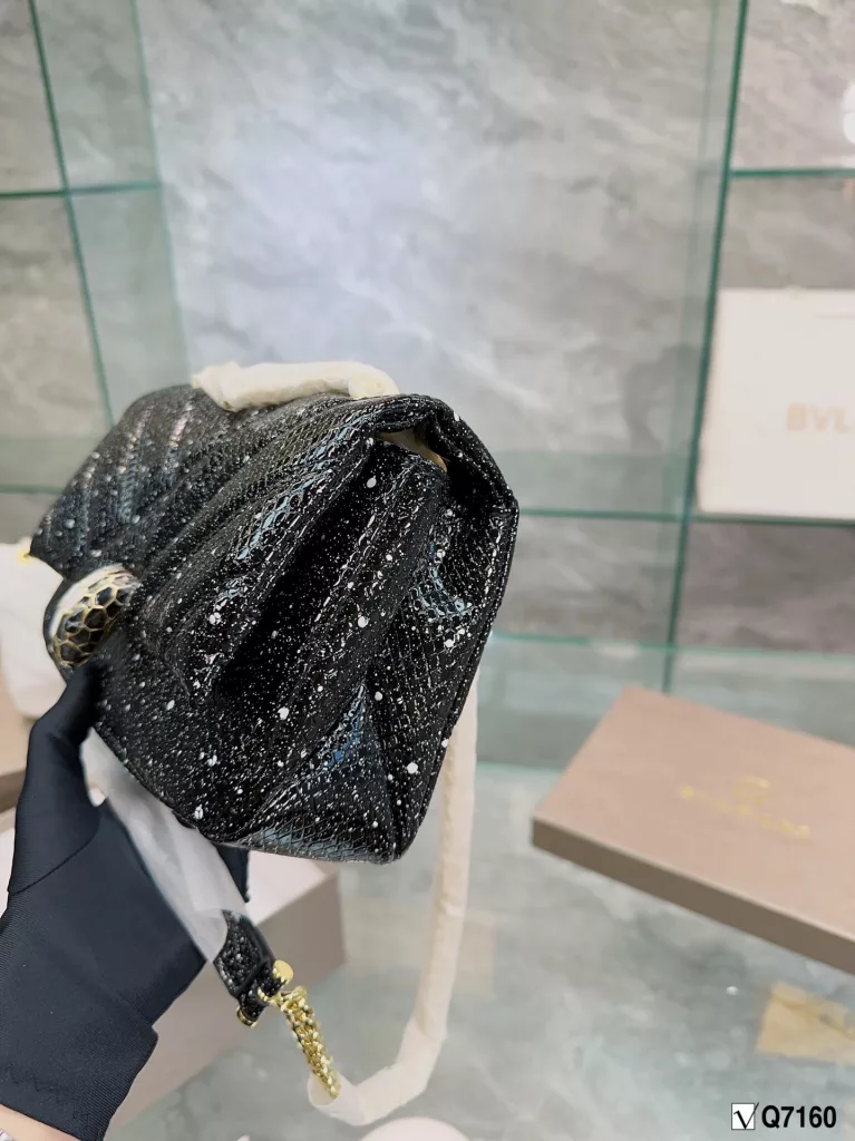 BVLGARI X AMBUSH Special Bag Bvlgari adds a unique touch to the world of Bulgari with a colorful and sophisticated bag and a beautiful shawl gift set. The 