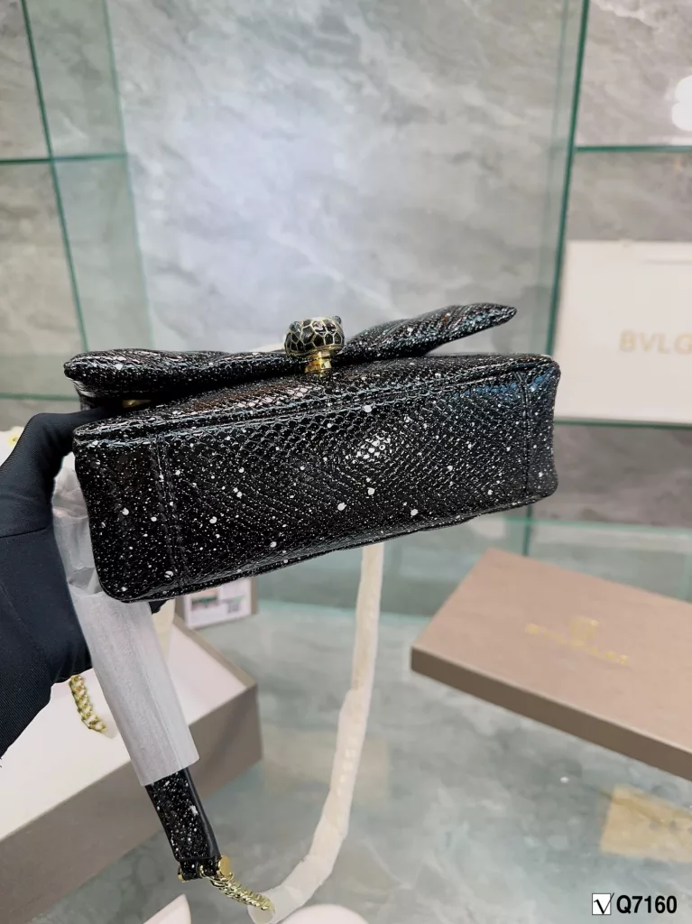 BVLGARI X AMBUSH Special Bag Bvlgari adds a unique touch to the world of Bulgari with a colorful and sophisticated bag and a beautiful shawl gift set. The 