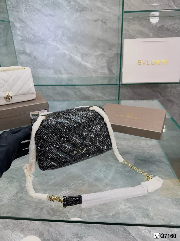 BVLGARI X AMBUSH Special Bag Bvlgari adds a unique touch to the world of Bulgari with a colorful and sophisticated bag and a beautiful shawl gift set. The 