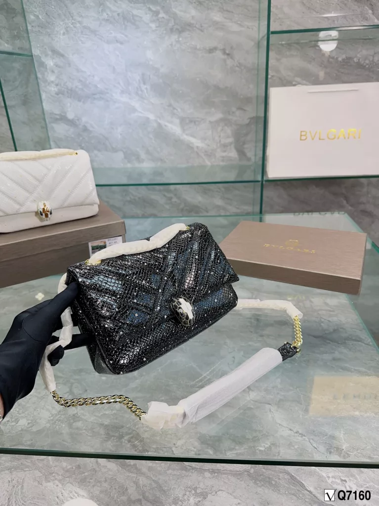 BVLGARI X AMBUSH Special Bag Bvlgari adds a unique touch to the world of Bulgari with a colorful and sophisticated bag and a beautiful shawl gift set. The 