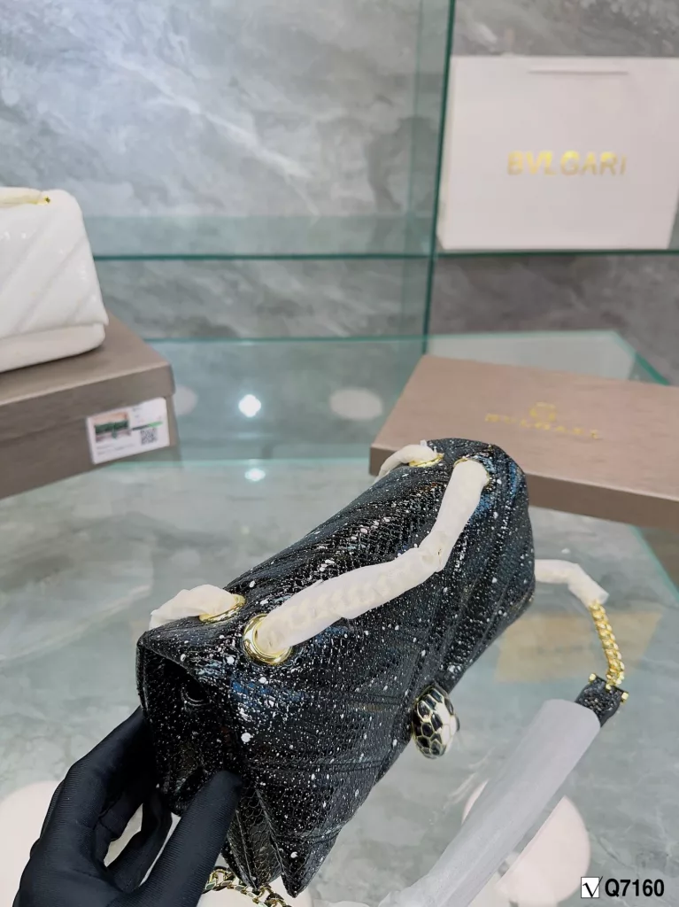 BVLGARI X AMBUSH Special Bag Bvlgari adds a unique touch to the world of Bulgari with a colorful and sophisticated bag and a beautiful shawl gift set. The 