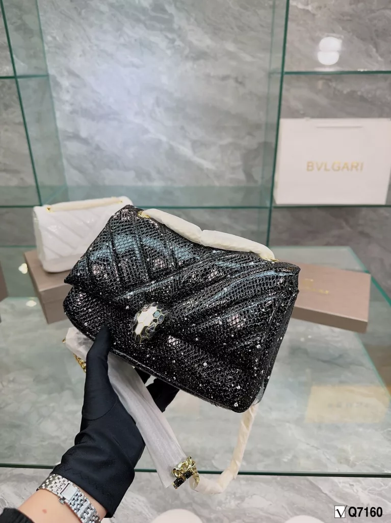 BVLGARI X AMBUSH Special Bag Bvlgari adds a unique touch to the world of Bulgari with a colorful and sophisticated bag and a beautiful shawl gift set. The 