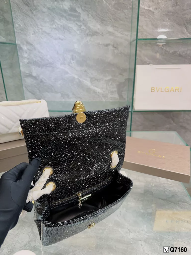 BVLGARI X AMBUSH Special Bag Bvlgari adds a unique touch to the world of Bulgari with a colorful and sophisticated bag and a beautiful shawl gift set. The 