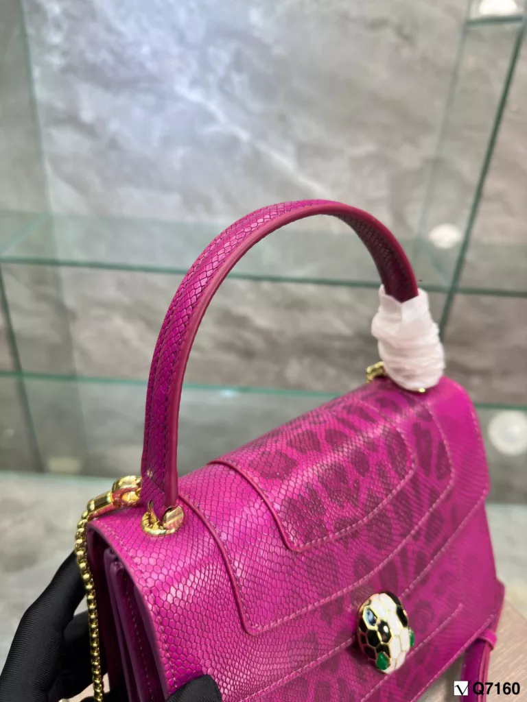 Bvlgari New Recommendation ❤️<br>Bvlgari adds an original touch to the world of Bvlgari with a colorful and sophisticated bag and a beautiful shawl gift set. The 