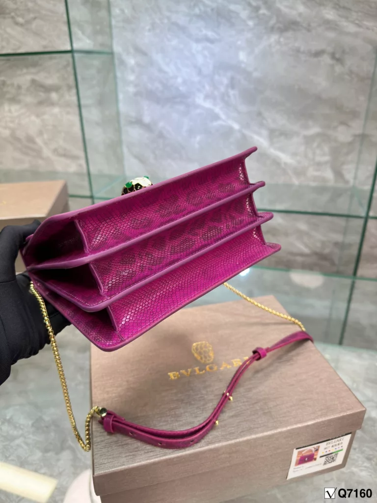 Bvlgari New Recommendation ❤️<br>Bvlgari adds an original touch to the world of Bvlgari with a colorful and sophisticated bag and a beautiful shawl gift set. The 