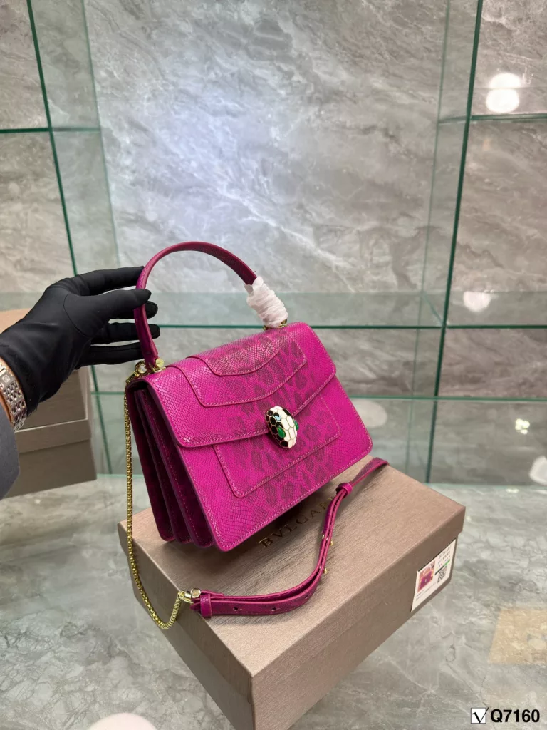 Bvlgari New Recommendation ❤️<br>Bvlgari adds an original touch to the world of Bvlgari with a colorful and sophisticated bag and a beautiful shawl gift set. The 