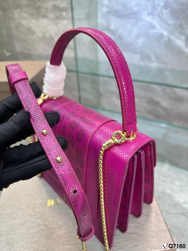 Bvlgari New Recommendation ❤️<br>Bvlgari adds an original touch to the world of Bvlgari with a colorful and sophisticated bag and a beautiful shawl gift set. The 