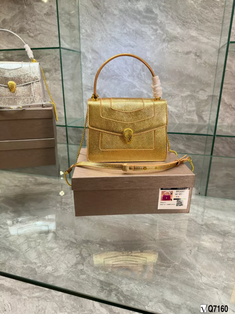 Bvlgari New Recommendation ❤️<br>Bvlgari adds an original touch to the world of Bvlgari with a colorful and sophisticated bag and a beautiful shawl gift set. The 