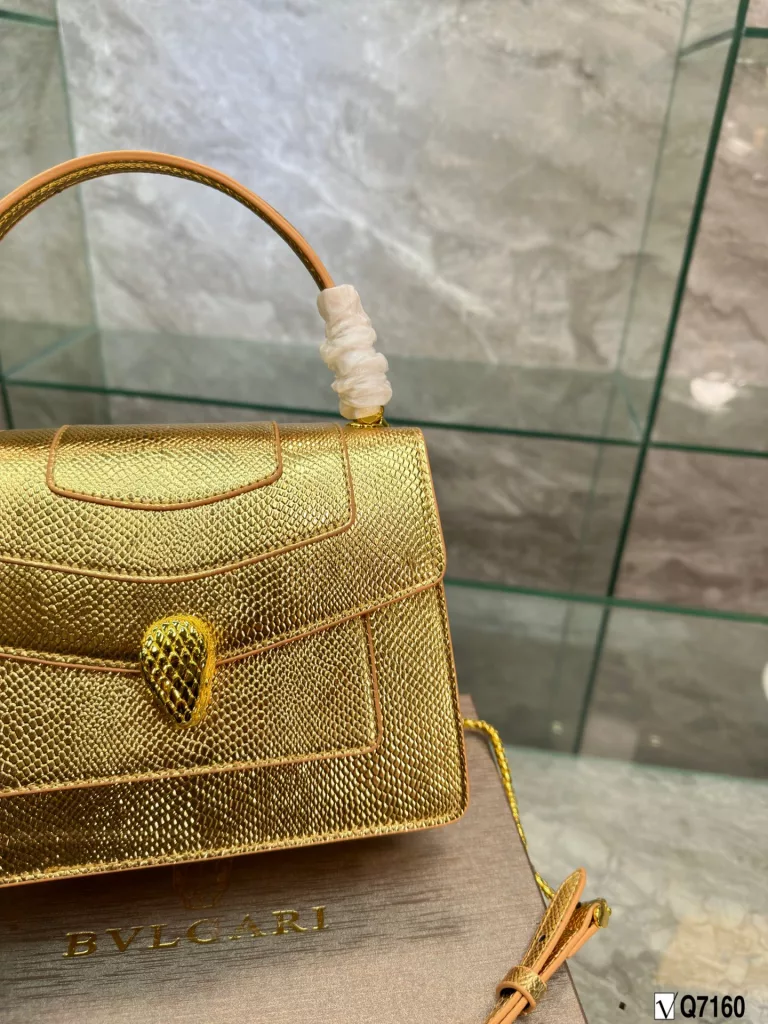 Bvlgari New Recommendation ❤️<br>Bvlgari adds an original touch to the world of Bvlgari with a colorful and sophisticated bag and a beautiful shawl gift set. The 