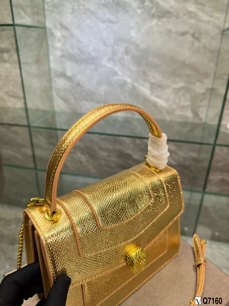 Bvlgari New Recommendation ❤️<br>Bvlgari adds an original touch to the world of Bvlgari with a colorful and sophisticated bag and a beautiful shawl gift set. The 