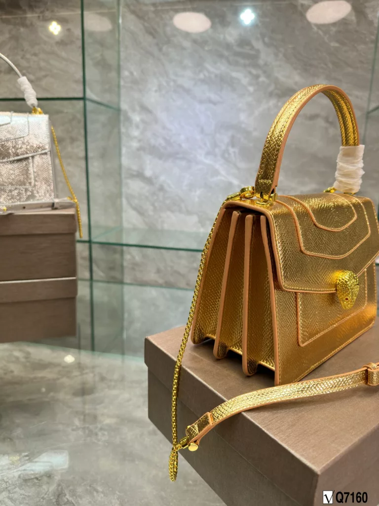 Bvlgari New Recommendation ❤️<br>Bvlgari adds an original touch to the world of Bvlgari with a colorful and sophisticated bag and a beautiful shawl gift set. The 