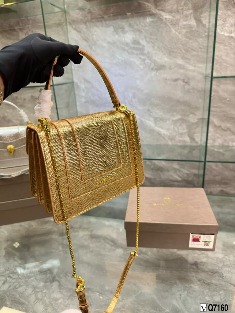 Bvlgari New Recommendation ❤️<br>Bvlgari adds an original touch to the world of Bvlgari with a colorful and sophisticated bag and a beautiful shawl gift set. The 