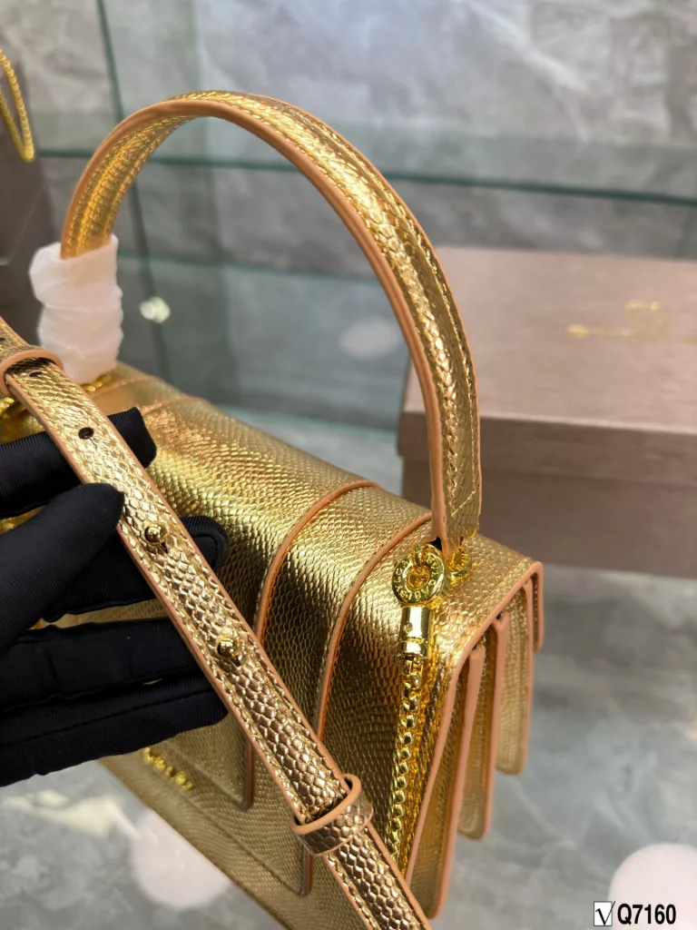 Bvlgari New Recommendation ❤️<br>Bvlgari adds an original touch to the world of Bvlgari with a colorful and sophisticated bag and a beautiful shawl gift set. The 