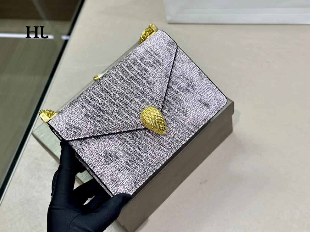 Bulgari gold-sucking bag<br>A little cute one<br>The real thing is particularly shiny and exquisite<br>⚠️⚠️ gorgeous beautiful leather<br>The chain ⛓️ is also super delicate<br>Size:19.13cm