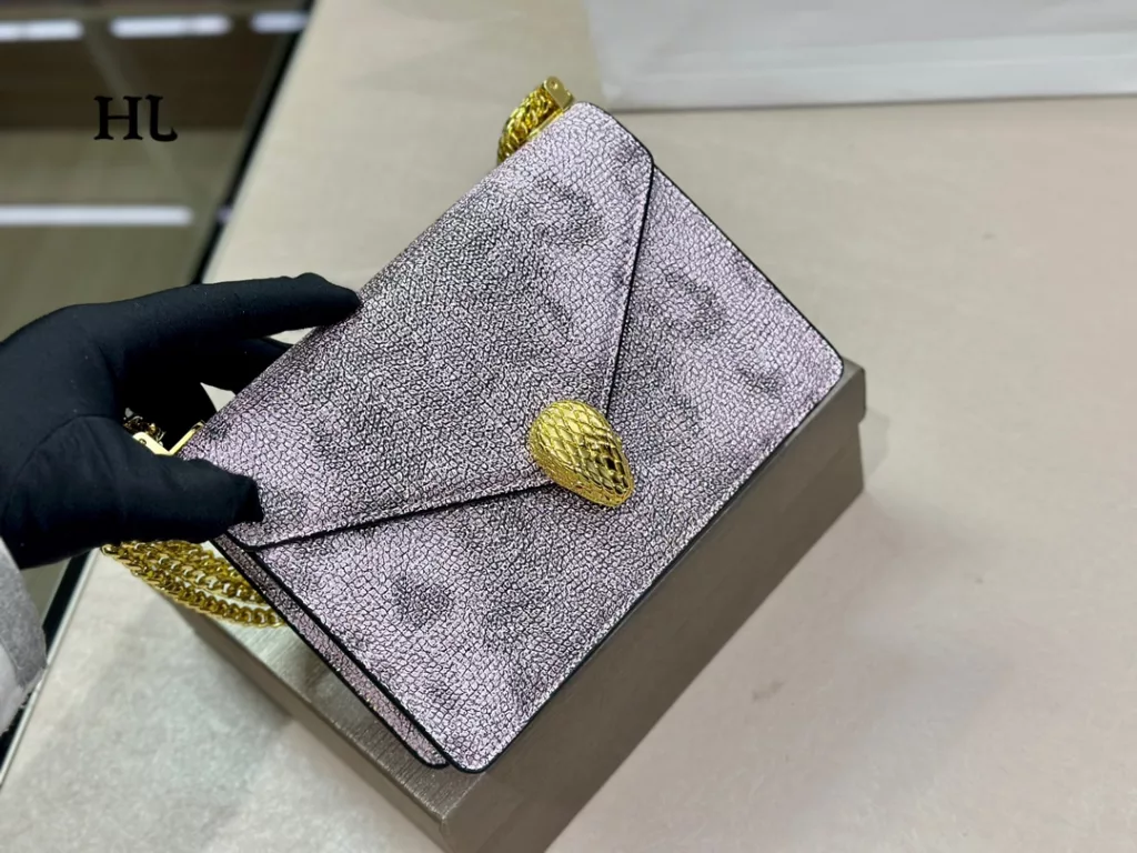 Bulgari gold-sucking bag<br>A little cute one<br>The real thing is particularly shiny and exquisite<br>⚠️⚠️ gorgeous beautiful leather<br>The chain ⛓️ is also super delicate<br>Size:19.13cm