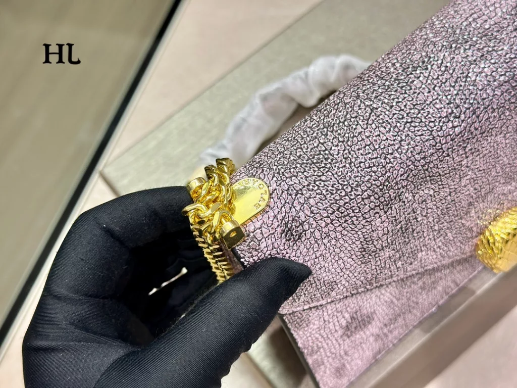 Bulgari gold-sucking bag<br>A little cute one<br>The real thing is particularly shiny and exquisite<br>⚠️⚠️ gorgeous beautiful leather<br>The chain ⛓️ is also super delicate<br>Size:19.13cm