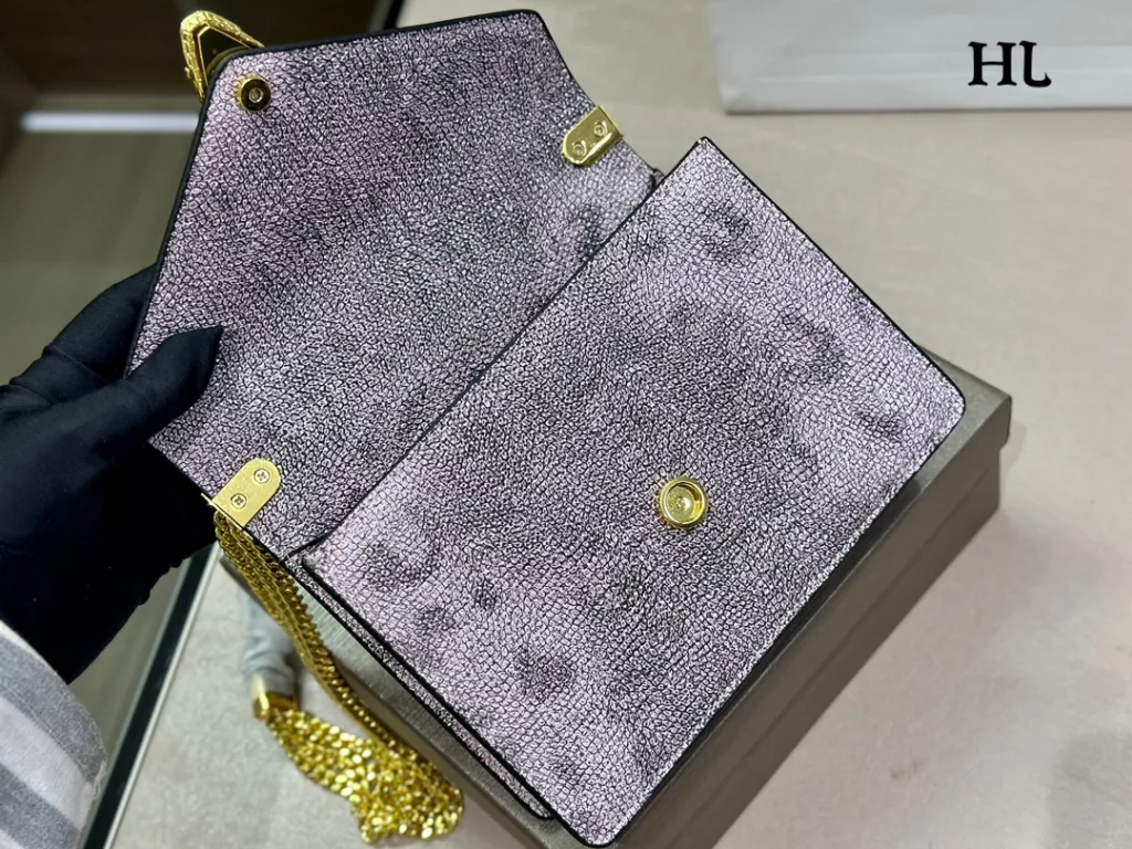 Bulgari gold-sucking bag<br>A little cute one<br>The real thing is particularly shiny and exquisite<br>⚠️⚠️ gorgeous beautiful leather<br>The chain ⛓️ is also super delicate<br>Size:19.13cm