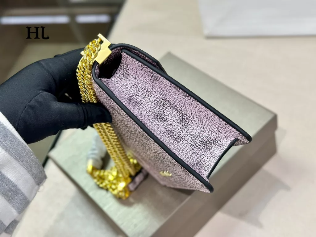 Bulgari gold-sucking bag<br>A little cute one<br>The real thing is particularly shiny and exquisite<br>⚠️⚠️ gorgeous beautiful leather<br>The chain ⛓️ is also super delicate<br>Size:19.13cm