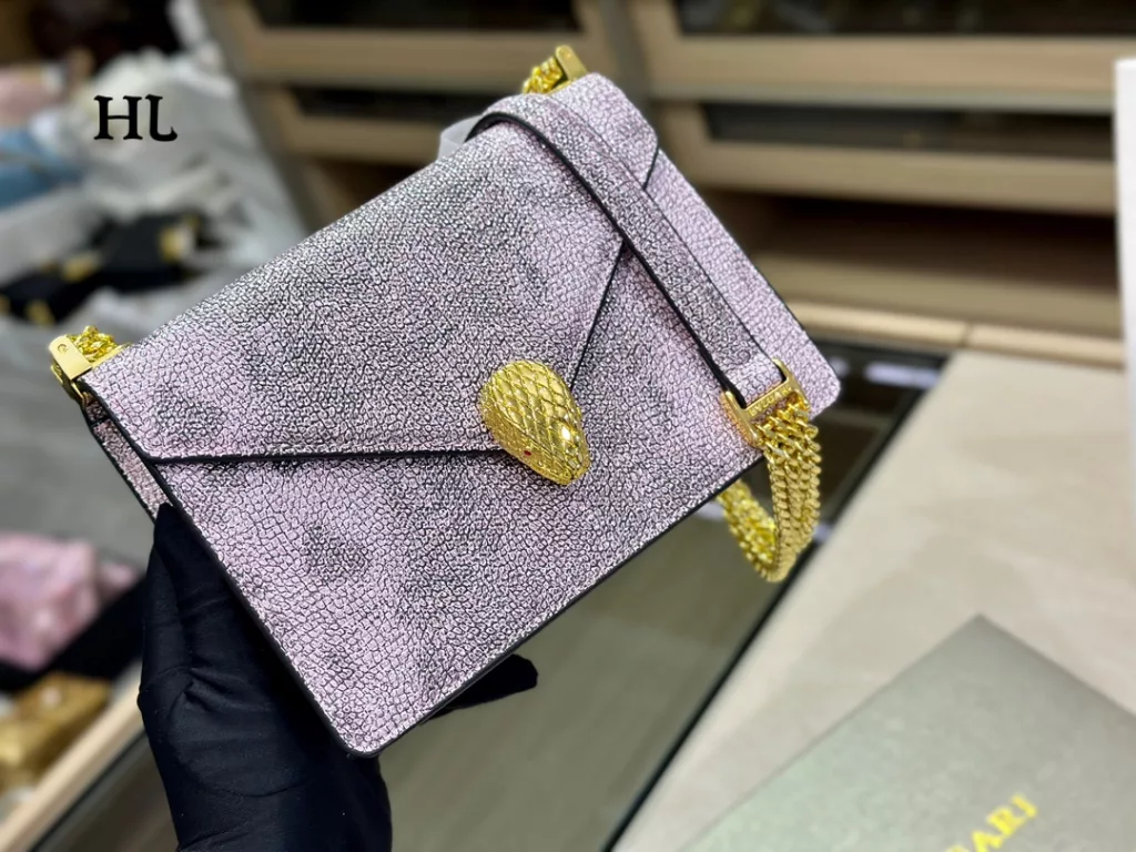 Bulgari gold-sucking bag<br>A little cute one<br>The real thing is particularly shiny and exquisite<br>⚠️⚠️ gorgeous beautiful leather<br>The chain ⛓️ is also super delicate<br>Size:19.13cm