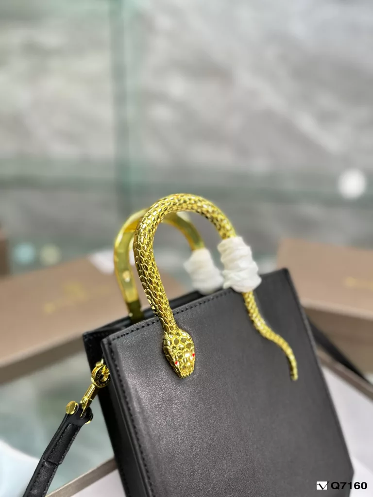 Bvlgari Bvlgari divine cooperation models Ss22 limited series new original snake head A burst la original single product Woc organ bag inside the original partition [pleased] can be shoulder can crossbody 10,000 years but not timeless counter to version to highlight the senior taste If a woman closet inside without a Bulgari will not be called a perfect woman ❤️ import original snake head buckle five gold buckle good texture huge versatile, good quality to burst version oil edge super cow [pleased] [pleased] [pleased] details determine the quality [rose]