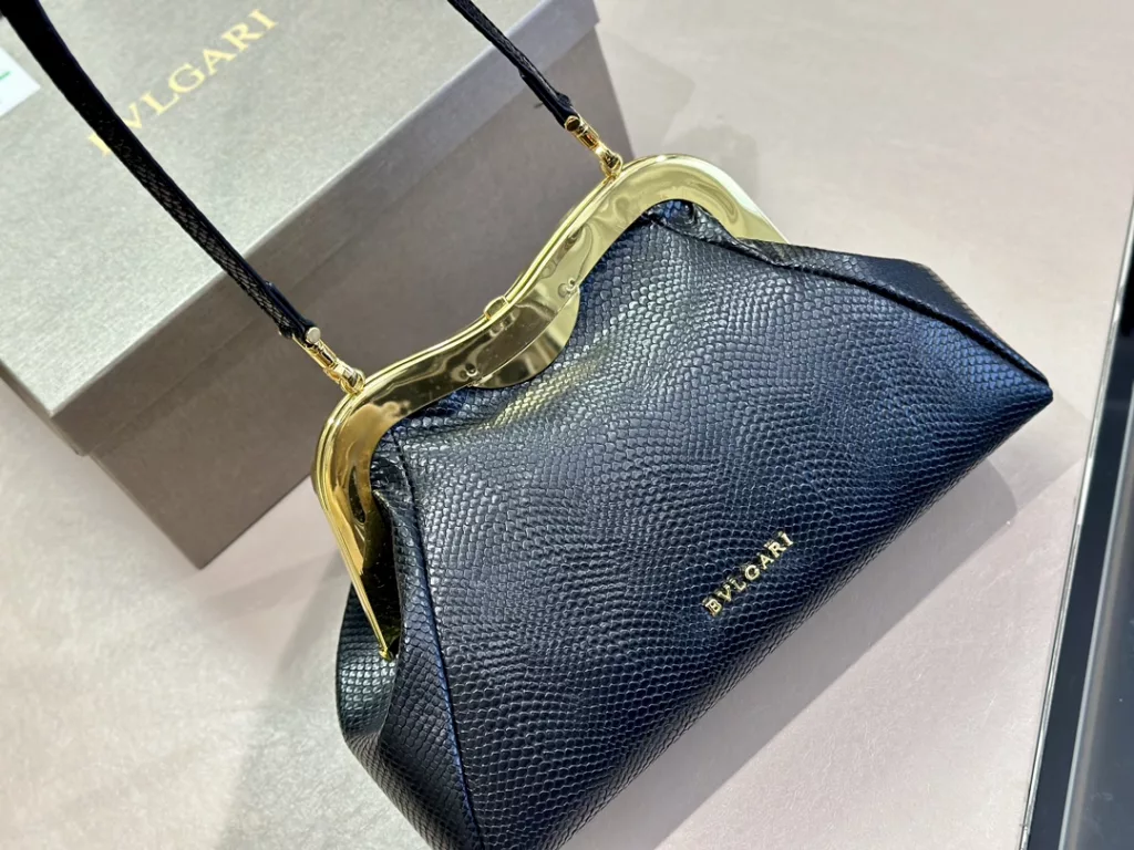 Bulgari Evening Bag<br>Capacity is not to be underestimated<br>Full of femininity<br>Elegant and stylish at the same time<br>Size:30.20cm