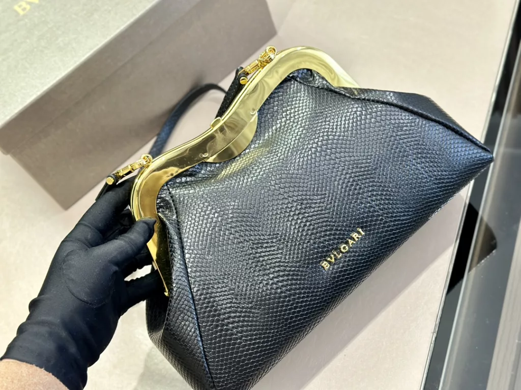 Bulgari Evening Bag<br>Capacity is not to be underestimated<br>Full of femininity<br>Elegant and stylish at the same time<br>Size:30.20cm