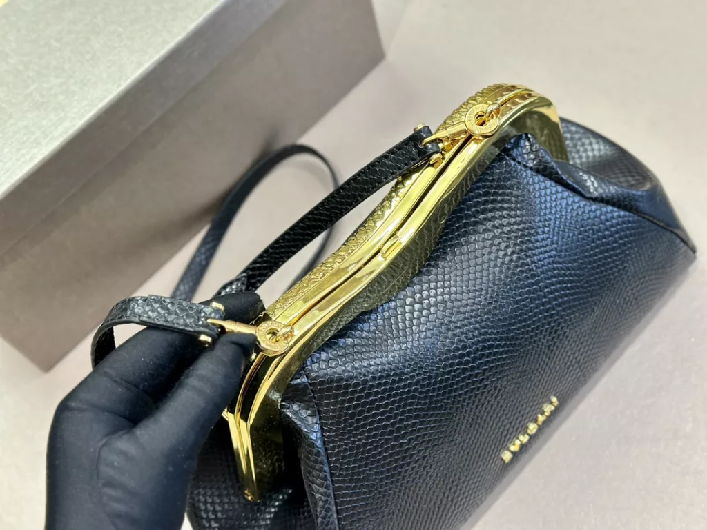 Bulgari Evening Bag<br>Capacity is not to be underestimated<br>Full of femininity<br>Elegant and stylish at the same time<br>Size:30.20cm