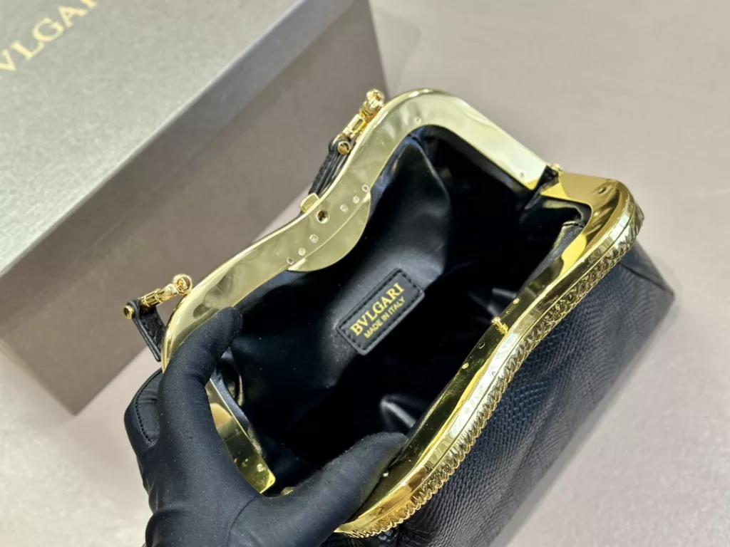 Bulgari Evening Bag<br>Capacity is not to be underestimated<br>Full of femininity<br>Elegant and stylish at the same time<br>Size:30.20cm