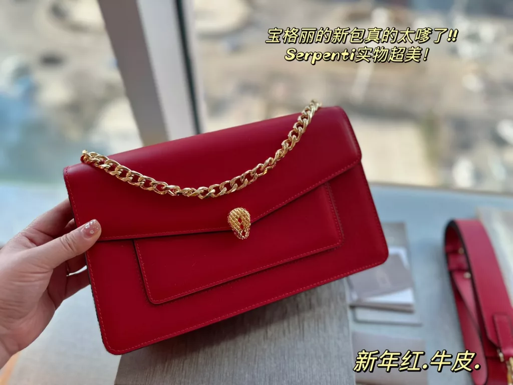 size: 27*17cm<br>Bulgari's new bag is really too coy!!!<br>Serpenti is very beautiful in kind.<br>The size is just right, with a medium-wide shoulder strap!<br>With simply not too eye-catching.<br>Really can not resist, cowhide quality!<br>Each one is super want to hurry home!!!!