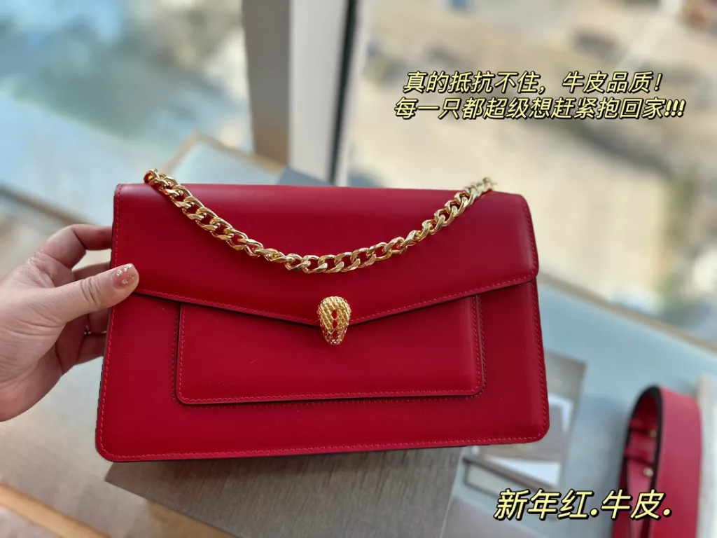 size: 27*17cm<br>Bulgari's new bag is really too coy!!!<br>Serpenti is very beautiful in kind.<br>The size is just right, with a medium-wide shoulder strap!<br>With simply not too eye-catching.<br>Really can not resist, cowhide quality!<br>Each one is super want to hurry home!!!!