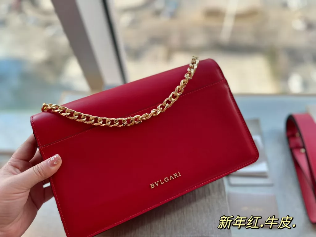 size: 27*17cm<br>Bulgari's new bag is really too coy!!!<br>Serpenti is very beautiful in kind.<br>The size is just right, with a medium-wide shoulder strap!<br>With simply not too eye-catching.<br>Really can not resist, cowhide quality!<br>Each one is super want to hurry home!!!!