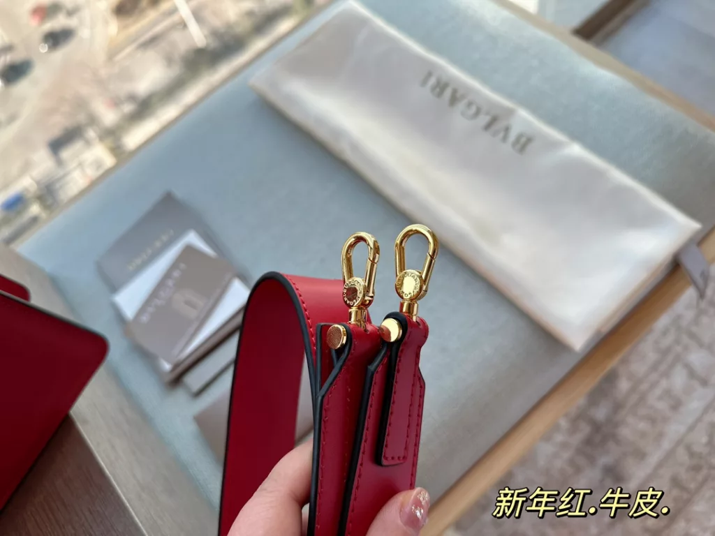 size: 27*17cm<br>Bulgari's new bag is really too coy!!!<br>Serpenti is very beautiful in kind.<br>The size is just right, with a medium-wide shoulder strap!<br>With simply not too eye-catching.<br>Really can not resist, cowhide quality!<br>Each one is super want to hurry home!!!!