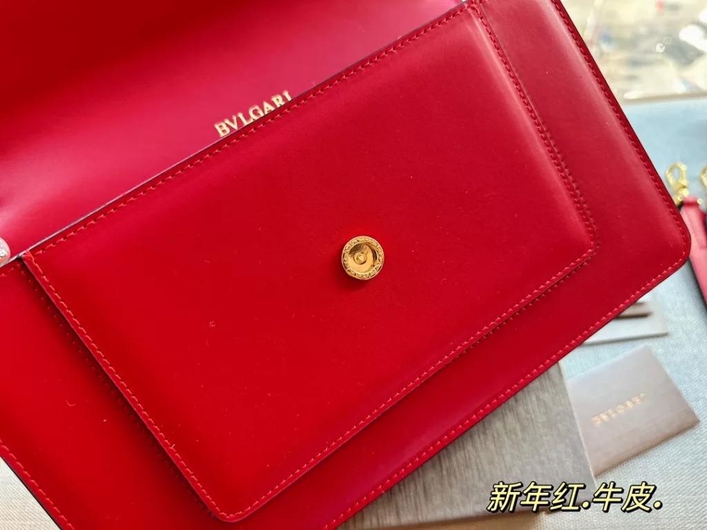 size: 27*17cm<br>Bulgari's new bag is really too coy!!!<br>Serpenti is very beautiful in kind.<br>The size is just right, with a medium-wide shoulder strap!<br>With simply not too eye-catching.<br>Really can not resist, cowhide quality!<br>Each one is super want to hurry home!!!!