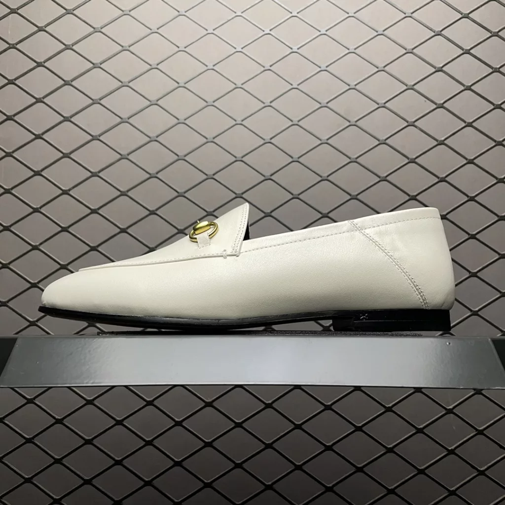 Gucci Muller shoes original leather outsole (to distinguish the low-cost rubber outsole version on the market) many diamond-level celebrities on the feet of the netizens over the years evergreen explosive dual-use can wear can step on the upper full cowhide manufacturing full shoe details can be compared with the original Amoy special version of the original packaging complete every spring and fall in short supply of evergreen classic small explosive models small sister hundred series size: 35 36 37 38 39 40 normal size No.: 35IPOU52