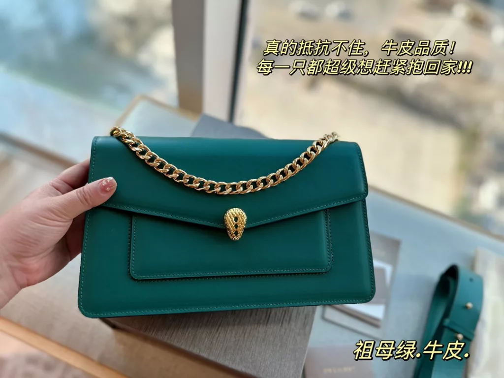 size: 27*17cm<br>Bulgari's new bag is really too coy!!!<br>Serpenti is very beautiful in kind.<br>The size is just right, with a medium-wide shoulder strap!<br>With simply not too eye-catching.<br>Really can not resist, cowhide quality!<br>Each one is super want to hurry home!!!!