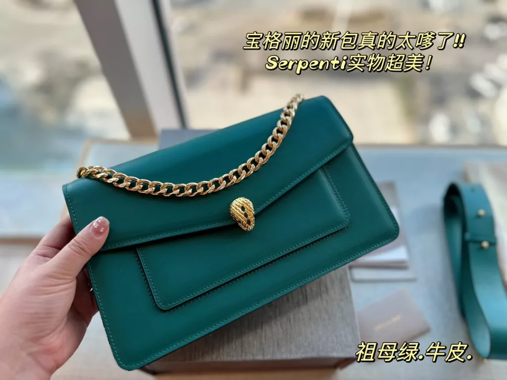 size: 27*17cm<br>Bulgari's new bag is really too coy!!!<br>Serpenti is very beautiful in kind.<br>The size is just right, with a medium-wide shoulder strap!<br>With simply not too eye-catching.<br>Really can not resist, cowhide quality!<br>Each one is super want to hurry home!!!!