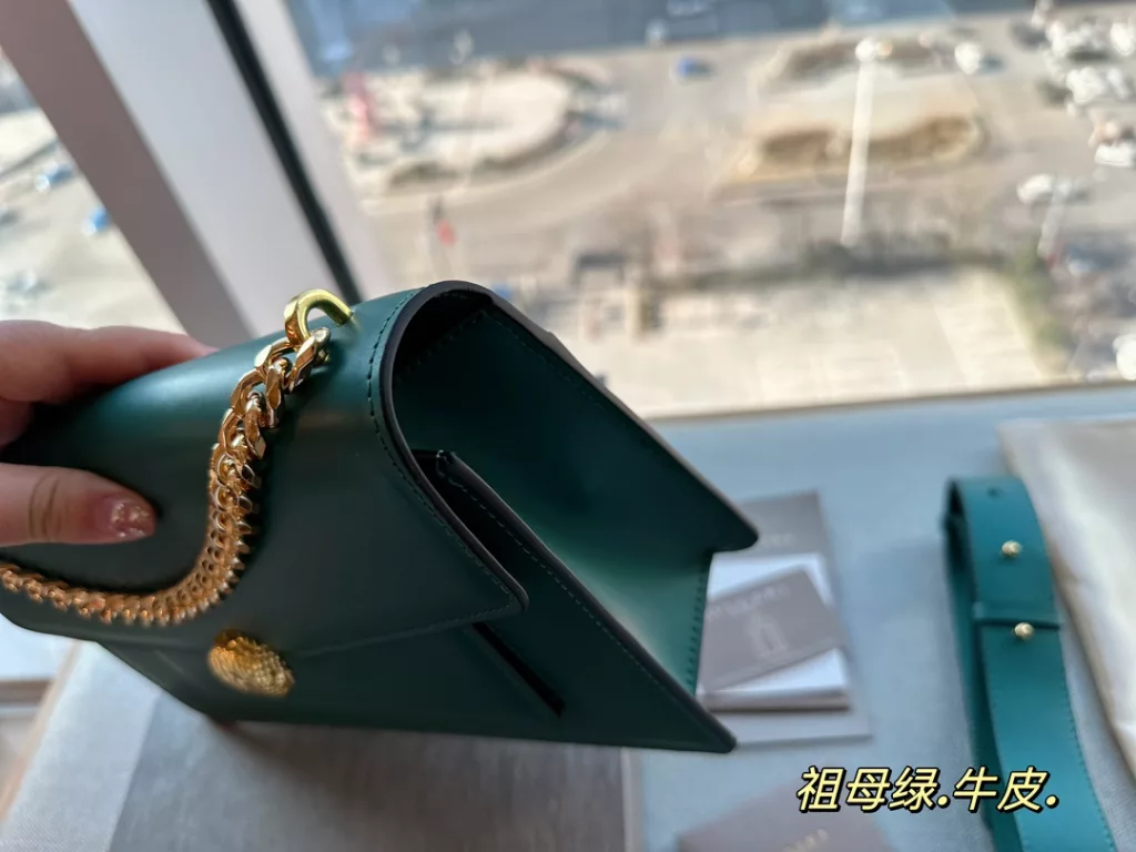 size: 27*17cm<br>Bulgari's new bag is really too coy!!!<br>Serpenti is very beautiful in kind.<br>The size is just right, with a medium-wide shoulder strap!<br>With simply not too eye-catching.<br>Really can not resist, cowhide quality!<br>Each one is super want to hurry home!!!!