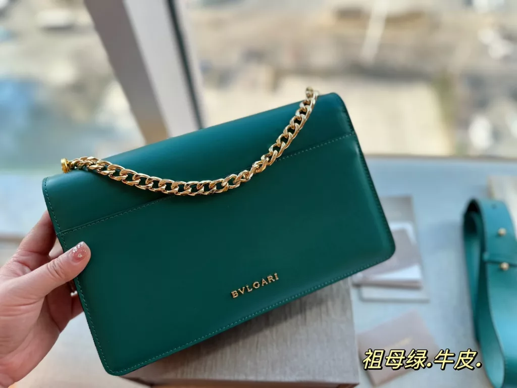 size: 27*17cm<br>Bulgari's new bag is really too coy!!!<br>Serpenti is very beautiful in kind.<br>The size is just right, with a medium-wide shoulder strap!<br>With simply not too eye-catching.<br>Really can not resist, cowhide quality!<br>Each one is super want to hurry home!!!!