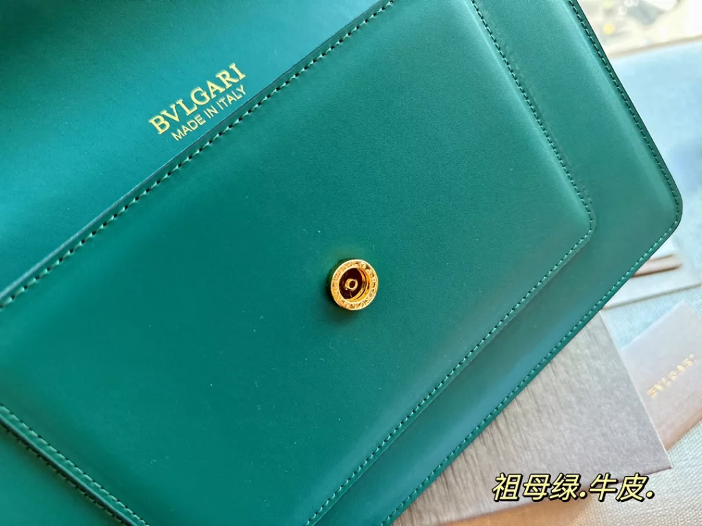 size: 27*17cm<br>Bulgari's new bag is really too coy!!!<br>Serpenti is very beautiful in kind.<br>The size is just right, with a medium-wide shoulder strap!<br>With simply not too eye-catching.<br>Really can not resist, cowhide quality!<br>Each one is super want to hurry home!!!!