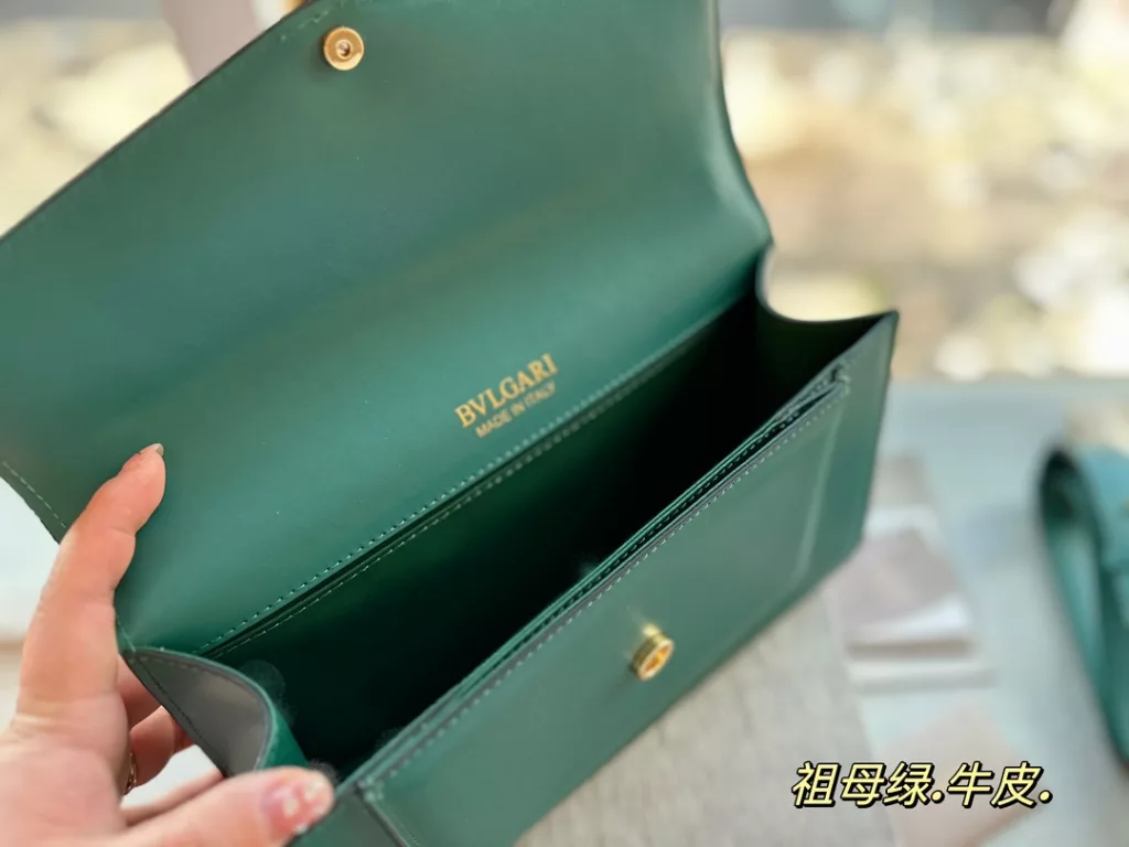 size: 27*17cm<br>Bulgari's new bag is really too coy!!!<br>Serpenti is very beautiful in kind.<br>The size is just right, with a medium-wide shoulder strap!<br>With simply not too eye-catching.<br>Really can not resist, cowhide quality!<br>Each one is super want to hurry home!!!!