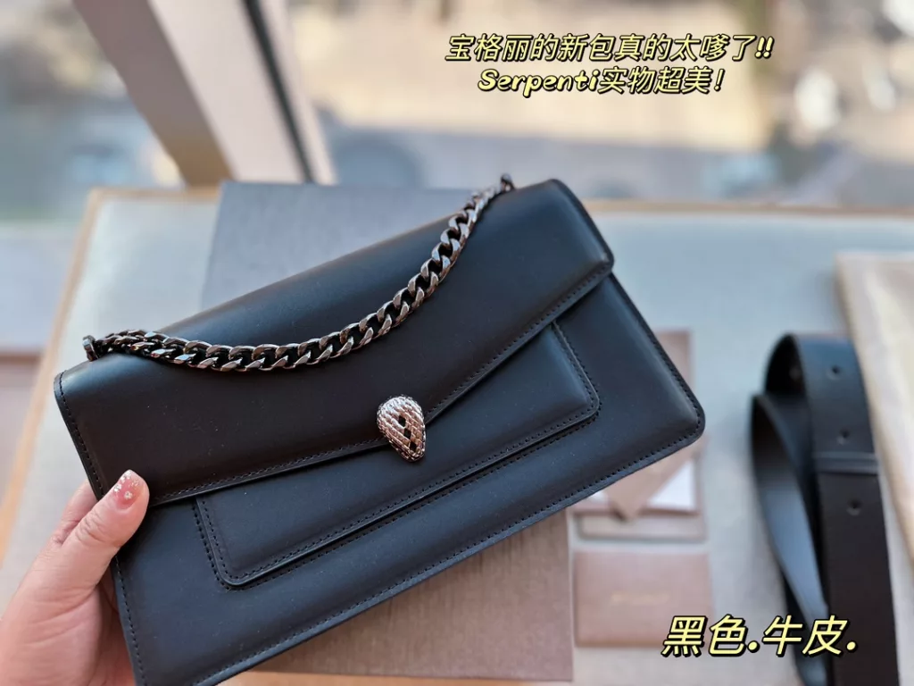 size: 27*17cm<br>Bulgari's new bag is really too coy!!!<br>Serpenti is very beautiful in kind.<br>The size is just right, with a medium-wide shoulder strap!<br>With simply not too eye-catching.<br>Really can not resist, cowhide quality!<br>Each one is super want to hurry home!!!!