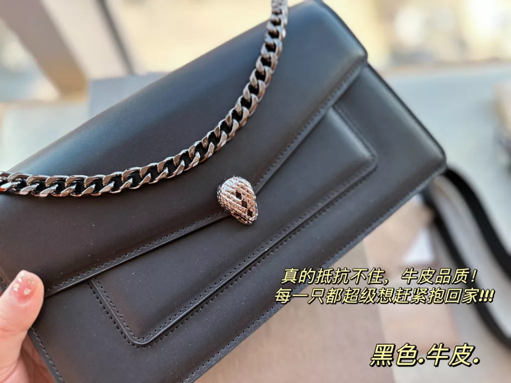 size: 27*17cm<br>Bulgari's new bag is really too coy!!!<br>Serpenti is very beautiful in kind.<br>The size is just right, with a medium-wide shoulder strap!<br>With simply not too eye-catching.<br>Really can not resist, cowhide quality!<br>Each one is super want to hurry home!!!!