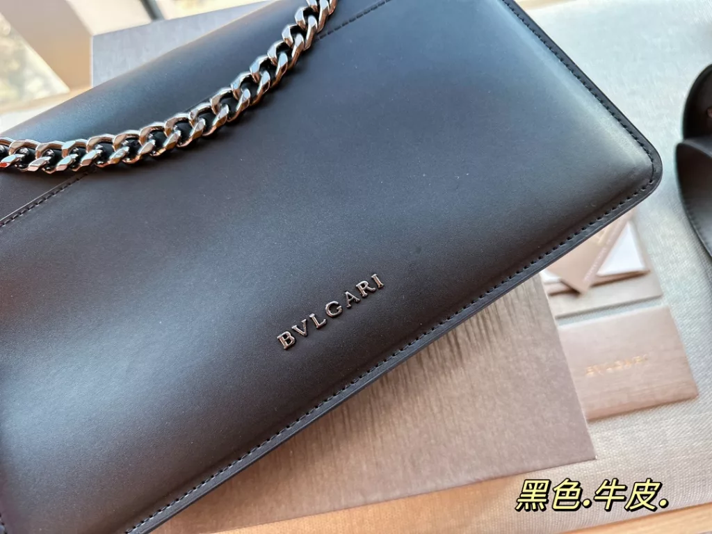 size: 27*17cm<br>Bulgari's new bag is really too coy!!!<br>Serpenti is very beautiful in kind.<br>The size is just right, with a medium-wide shoulder strap!<br>With simply not too eye-catching.<br>Really can not resist, cowhide quality!<br>Each one is super want to hurry home!!!!