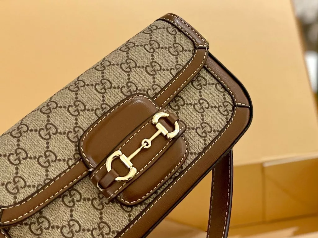 Inspired by archival design, the 1955 collection combines the original details first introduced over sixty years ago with a modern spirit to highlight the<br>Horsebit. As part of Gucci's genetic code, the double ring and crossbar<br>design has been established as one of the most distinctive elements of the brand's logo borrowed from the equestrian world.<br>Fully packaged in a gift box Size 23 13cm