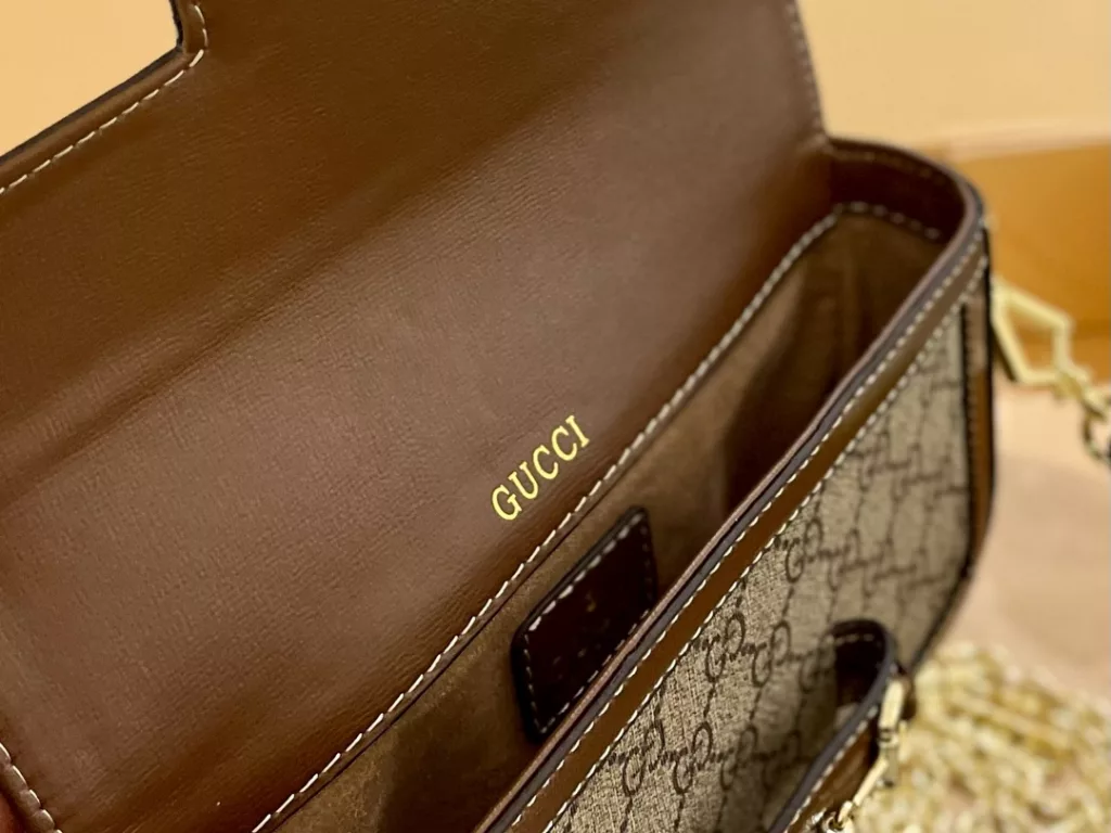 Inspired by archival design, the 1955 collection combines the original details first introduced over sixty years ago with a modern spirit to highlight the<br>Horsebit. As part of Gucci's genetic code, the double ring and crossbar<br>design has been established as one of the most distinctive elements of the brand's logo borrowed from the equestrian world.<br>Fully packaged in a gift box Size 23 13cm